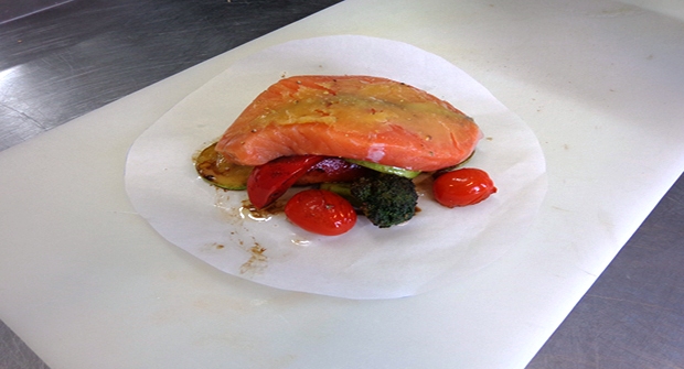 Филе семги, запеченное с овощами в пергаменте. Рестораны Владивостока